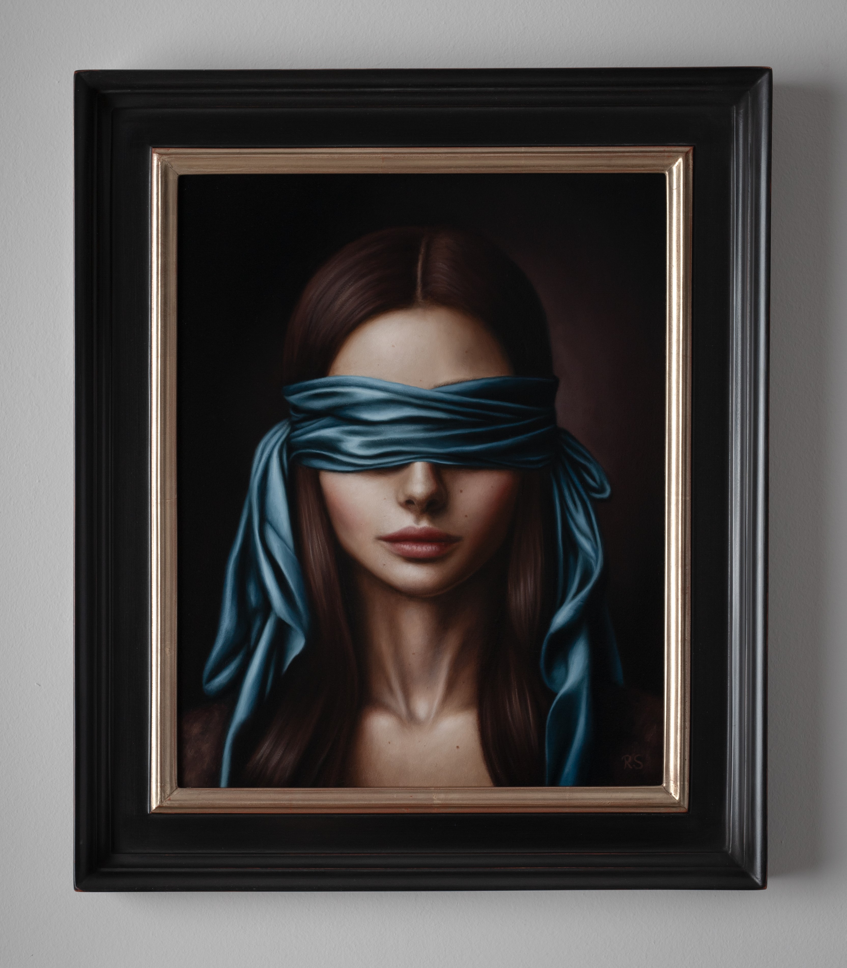 Ręcznie wykonana rama „Fiorenza” prezentująca oryginalny obraz „Alicja” autorstwa Rafała Stanula o wymiarach 35x28 cm. Precyzyjne wykończenie ramy podkreśla charakter i głębię dzieła.